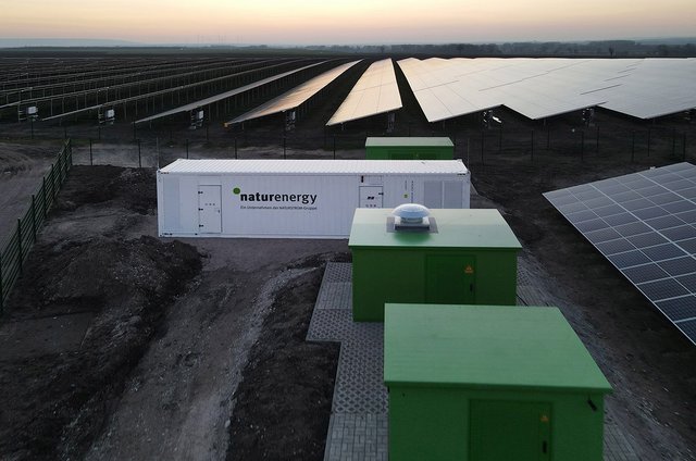 Solarpark Henschleben. Blick auf den Speicher.