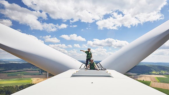 Zwei Mitarbeiter auf der Gondel eines Windrads. Ökostrom von naturstrom wird aus Wind, Sonne und Wasser gewonnen, auch für den flexiblen Stromtarif naturstrom flex.  