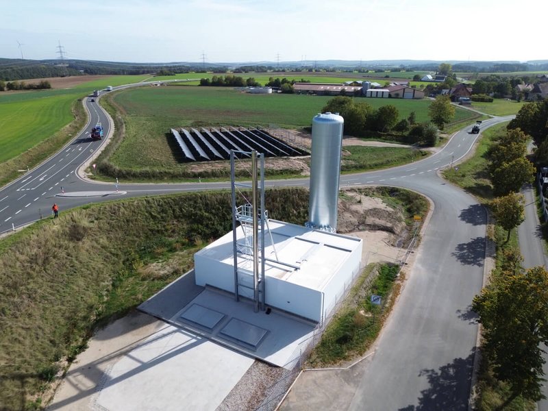Blick auf Energiezentrale mit Solarthermieanlage in Eschenbach
