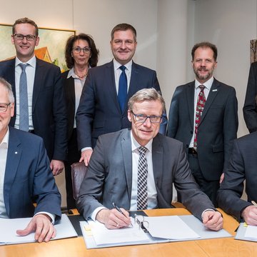 Manfred Hülsmann, Otto Steinkamp und Dr. Thomas Banning (v.l.) unterzeichnen den Partnerschaftsvertrag zwischen den Stadtwerken Osnabrück, den Gemeindewerken Wallenhorst und NATURSTROM.