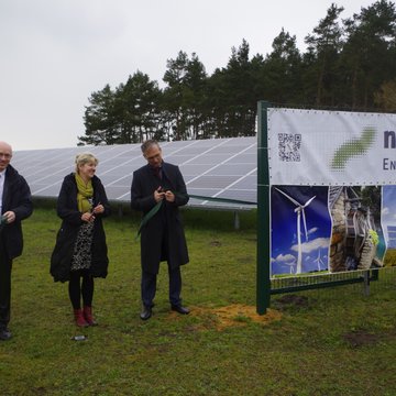 Minister Pegel eröffnet Photovoltaik-Freilandanlage