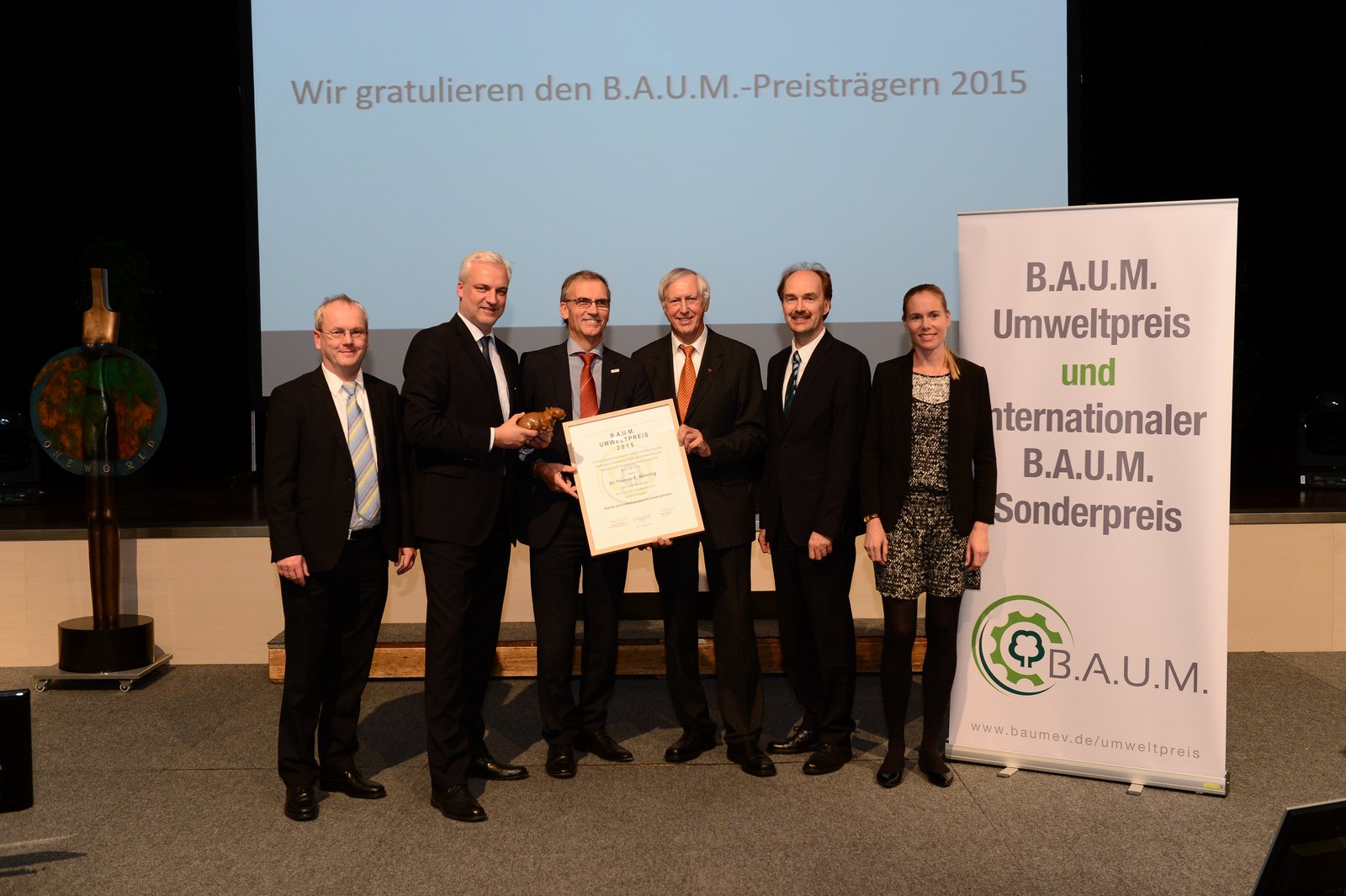 NRW-Wirtschaftsminister Garrelt Duin (2. v.l.) und der B.A.U.M.-Vorstand überreichen den Preis an NATURSTROM-Vorstandschef Dr. Banning (3. v.l.) © B.A.U.M. e. V.