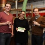 Armin Weische und Tim Loppe von NATURSTROM zu Besuch bei Brauerei-Chefin Anna Heller.