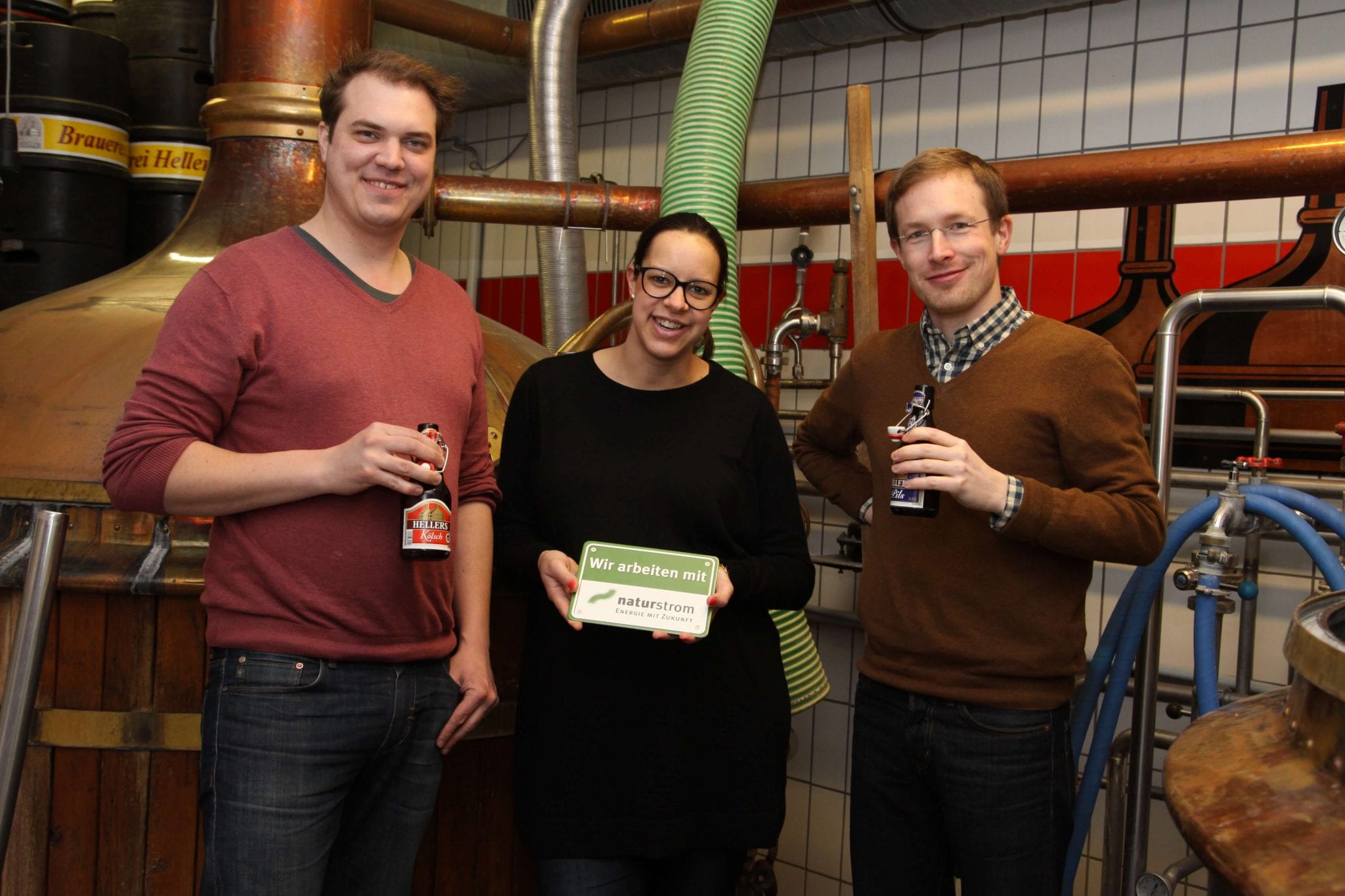 Armin Weische und Tim Loppe von NATURSTROM zu Besuch bei Brauerei-Chefin Anna Heller.