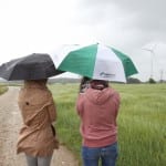 NATURSTROM-Mitarbeiter mit Regenschirm