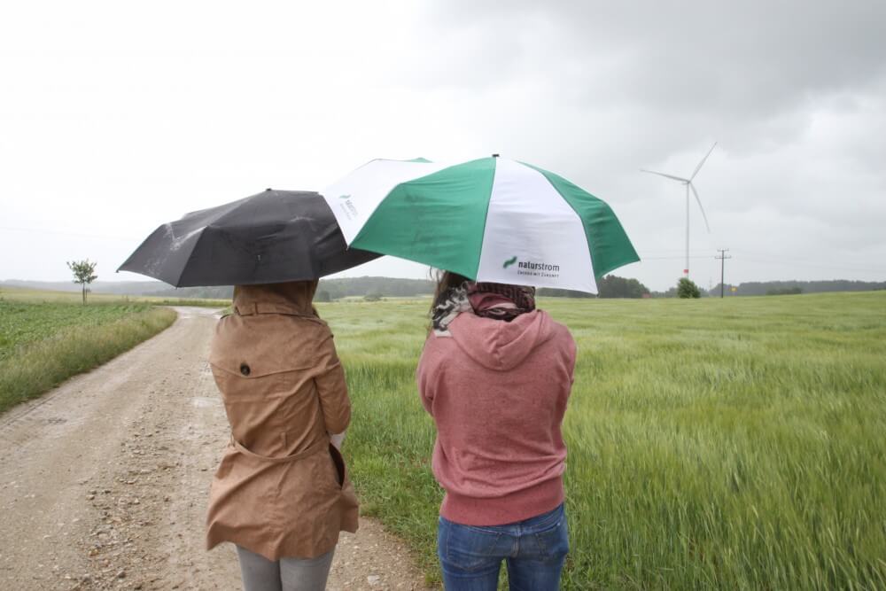 NATURSTROM-Mitarbeiter mit Regenschirm