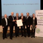 NRW-Wirtschaftsminister Garrelt Duin (2. v.l.) und der B.A.U.M.-Vorstand überreichen den Preis an NATURSTROM-Vorstandschef Dr. Banning (3. v.l.) © B.A.U.M. e. V.