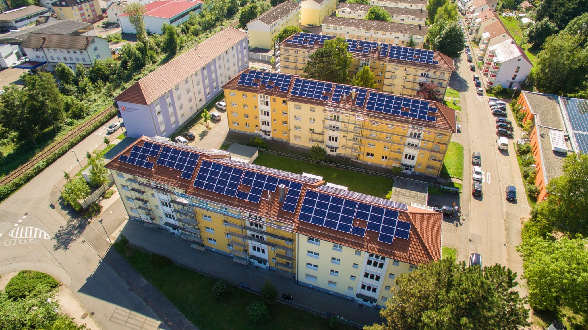 Die Mieter in den Eberbacher Häusern der Baugenossenschaft Familienheim Mosbach eG können künftig Solarstrom vom Dach beziehen. © WIRCON GmbH
