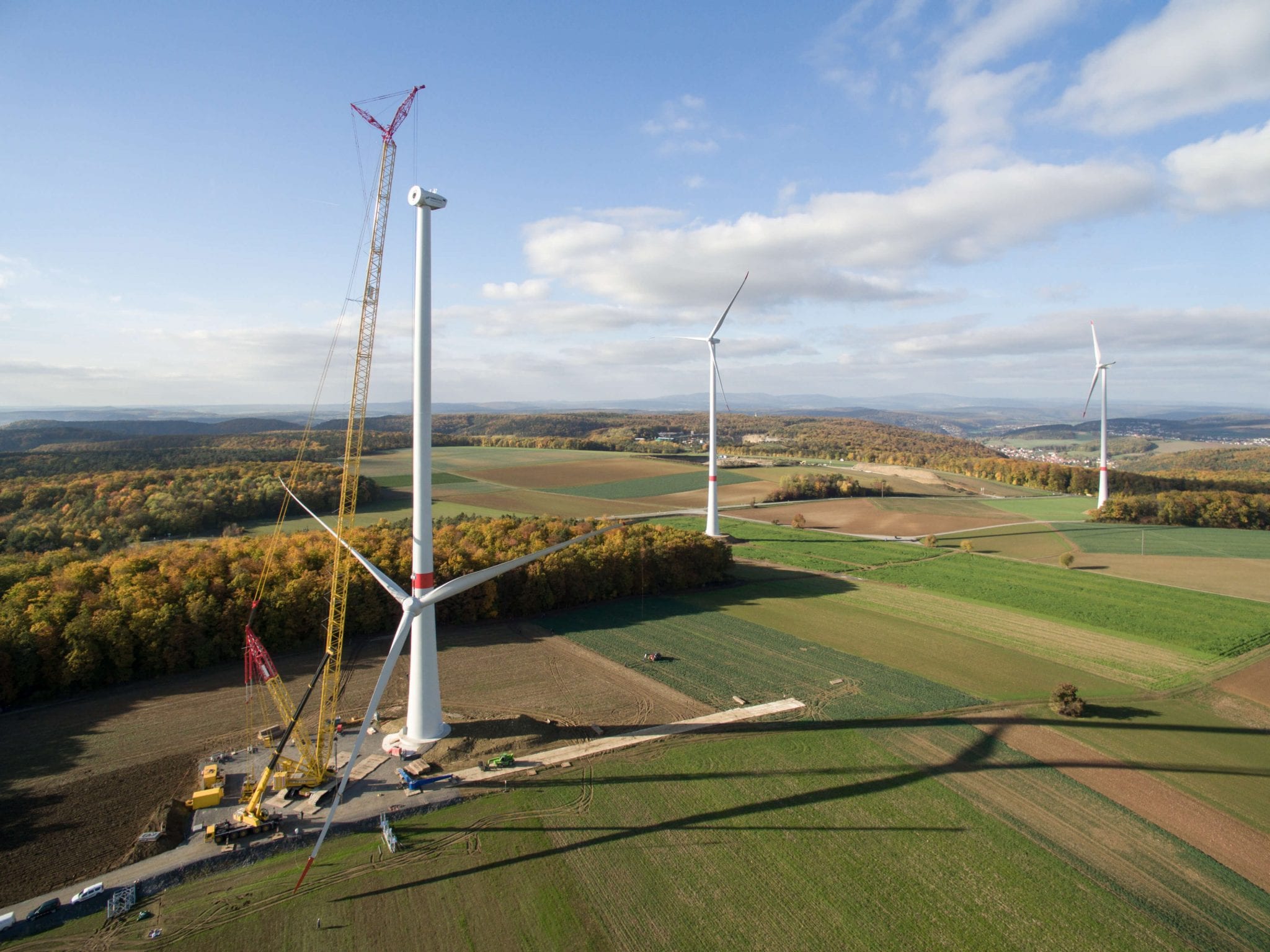 NATURSTROM-Windpark Ramsthal: der Rotorstern wird in die Höhe gezogen © NATURSTROM AG