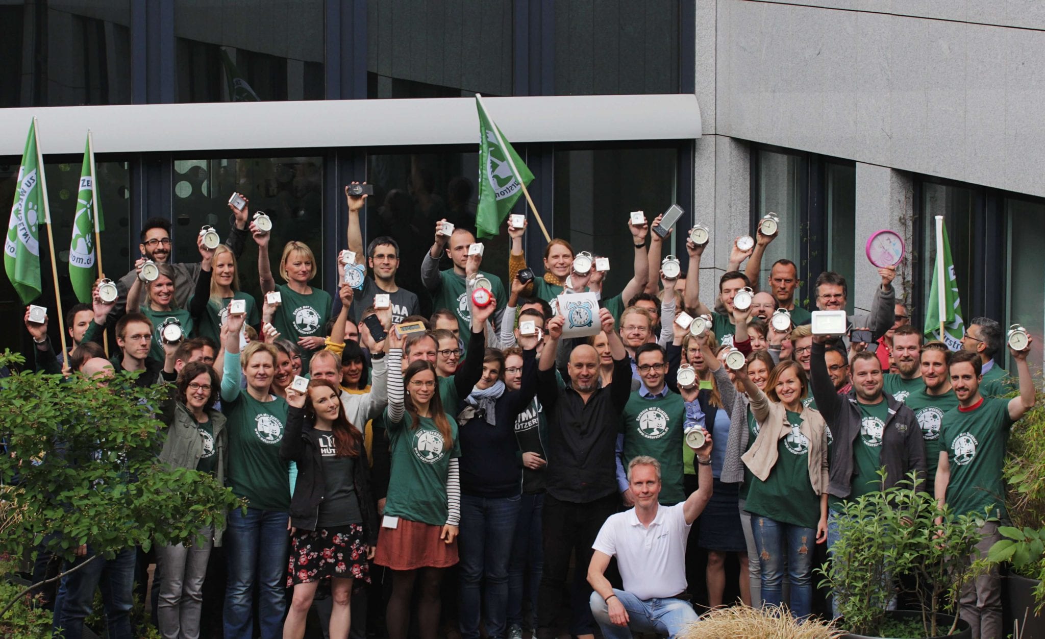 Am Hauptsitz in Düsseldorf ließen rund 60 NATURSTROM-Beschäftigte ihre Wecker rasseln, um einen Weckruf für die Energiewende auszusenden © NATURSTROM AG