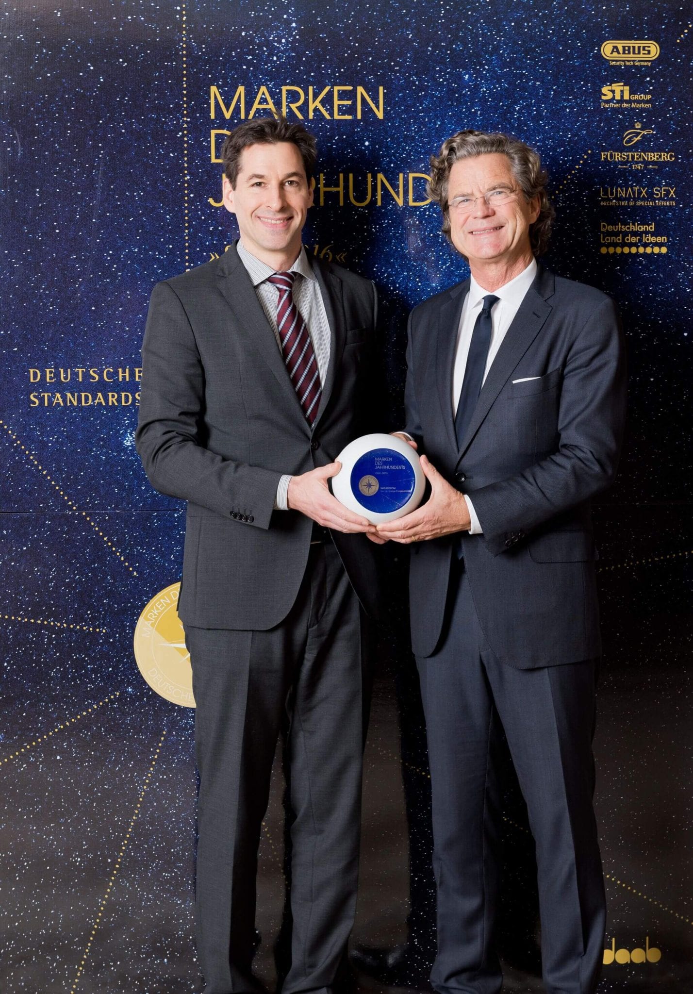 NATURSTROM-Marketingleiter Dr. Ernst Raupach (links) nimmt den Preis für die "Marke des Jahrhunderts" entgegen. © Deutsche Standards/pjk-atelier