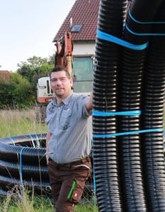 NATURSTROM-Mitarbeiter Wolfgang Aust bei der Arbeit, Projekt Lupburg. (Bild: © NATURSTROM AG)