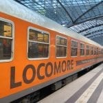 Bahn frei für Locomore: der orange Zug ist am Berliner Hauptbahnhof ein echter Hingucker © NATURSTROM AG