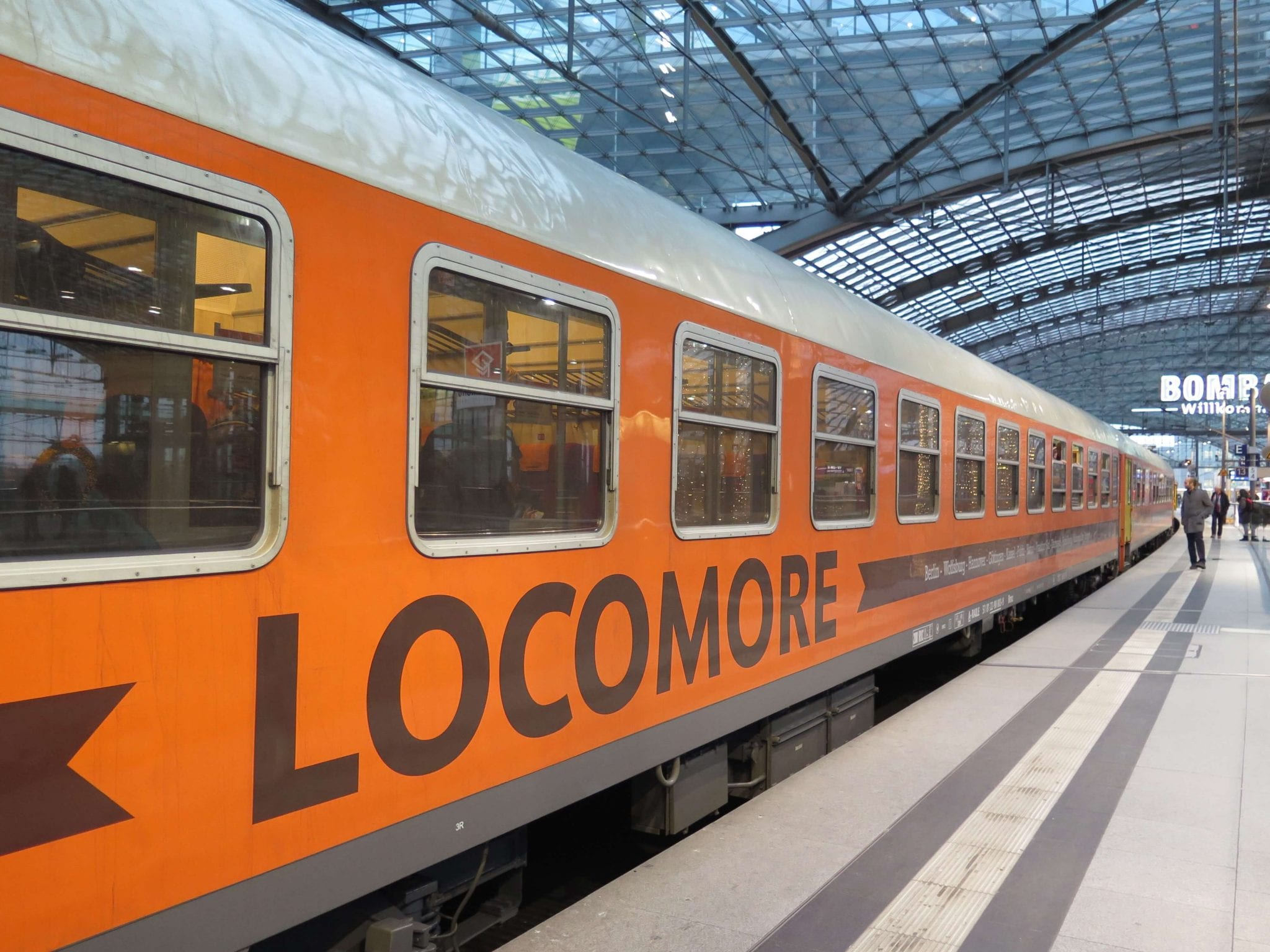 Bahn frei für Locomore: der orange Zug ist am Berliner Hauptbahnhof ein echter Hingucker © NATURSTROM AG