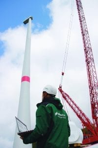 Windkraft-Projektierer Max Wackwitz auf einem Projekt. © NATURSTROM