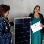 Frau mit Photovoltaikmodul. Foto: Welthungerhilfe